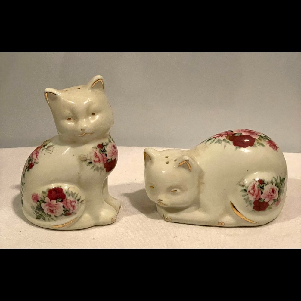 Formalities by Baum Bros Victorian Cat Salt and Pepper Shakers - Picture 2 of 5